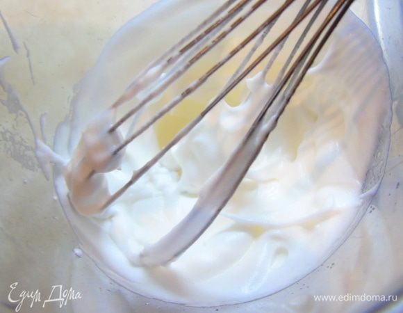 Взбейте белки с 10 г сахара до устойчивых пиков.
