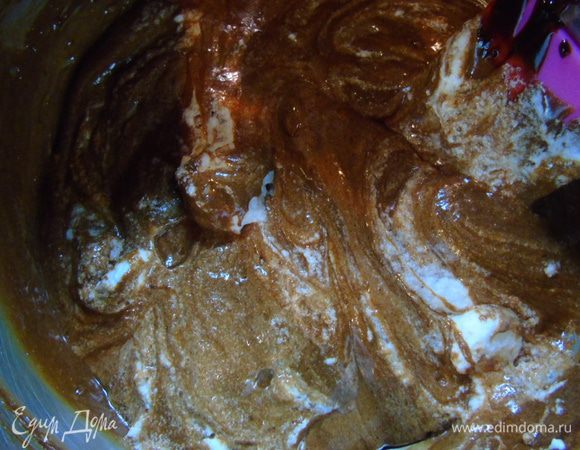 Аккуратно, в несколько приемов введите белки к основной массе.