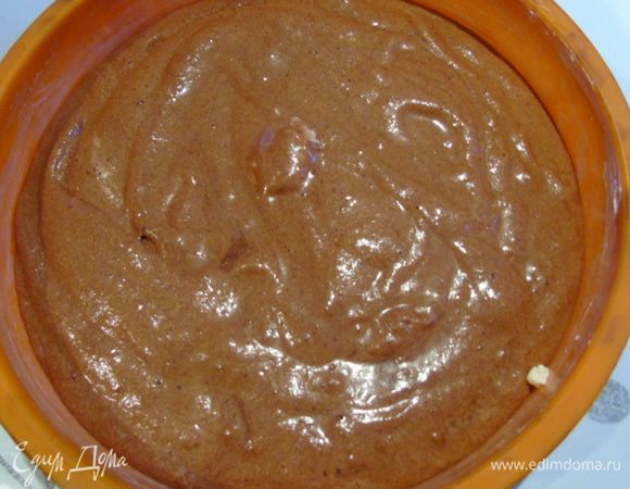 Форму 20 см смажьте маслом и выложите массу.