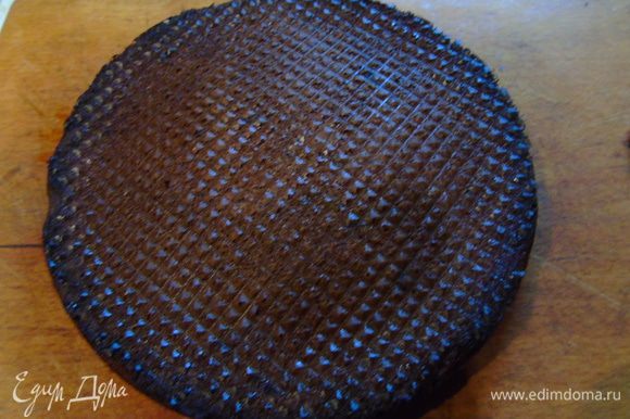 Отправьте выпекаться в разогретую до 160°C духовку на 40-50 минут, остудите и достаньте из формы. Если вы будете выпекать в силиконовой форме, то можете сразу перевернуть на решетку либо доску.