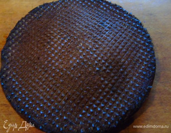 Отправьте выпекаться в разогретую до 160°C духовку на 40-50 минут, остудите и достаньте из формы. Если вы будете выпекать в силиконовой форме, то можете сразу перевернуть на решетку либо доску.