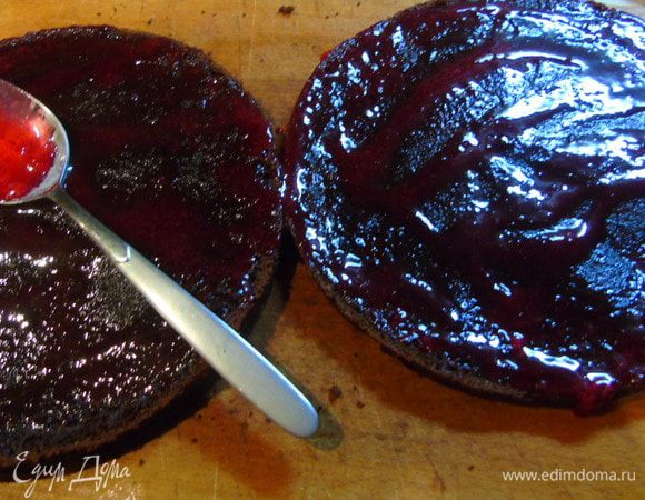 Разрежьте корж пополам и смажьте обе части клюквенным пюре.