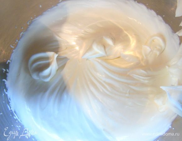 Сливки взбейте с сахарной пудрой.