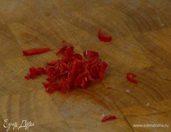 Перец чили мелко нарезать.