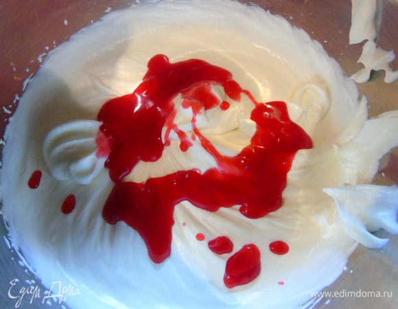 Добавьте оставшееся клюквенное пюре к сливкам и перемешайте.