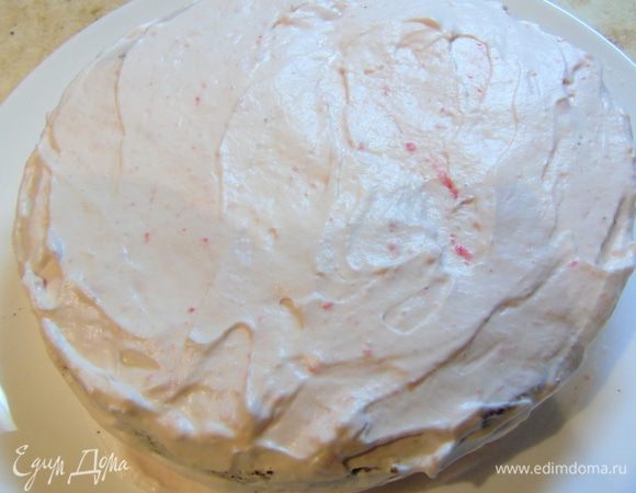 Смажьте оба коржа кремом, бока также смажьте кремом.