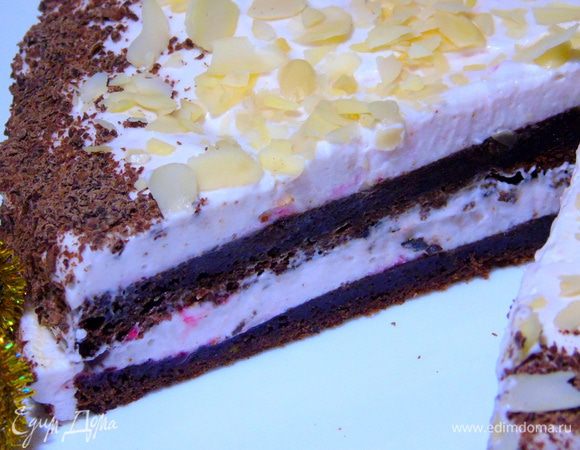 Бока присыпьте шоколадной стружкой, верх миндальными хлопьями и наслаждайтесь! Счастливых и веселых праздников!