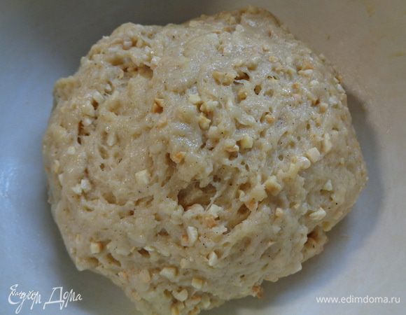 В муку добавить опару и сливочное масло, замесить гладкое тесто. Вмесить миндаль и накрыть пленкой. Оставить тесто подходить на 1 час.