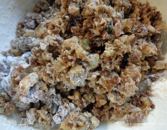 С изюма и цукатов слить воду, дать хорошо стечь. Обвалять изюм и цукаты в оставленной специально для этого муке.