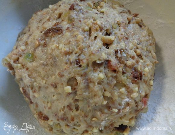 Обмять тесто и вмешать в него изюм и цукаты и оставить подходить в теплом месте еще на 1 час.