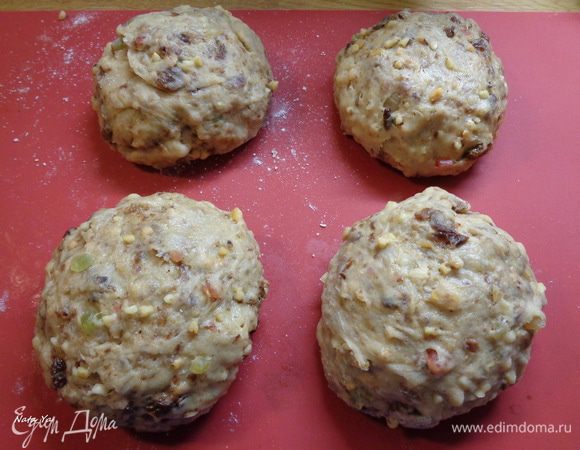 Разделить при помощи весов тесто на 4 равные части.