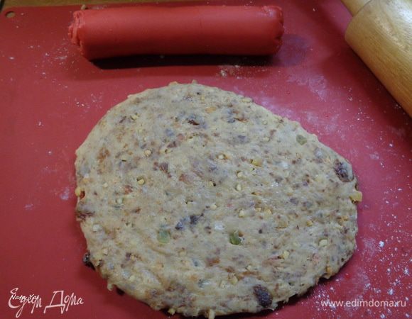 Силиконовый коврик и скалку присыпать немного мукой. Раскатать каждую часть теста.