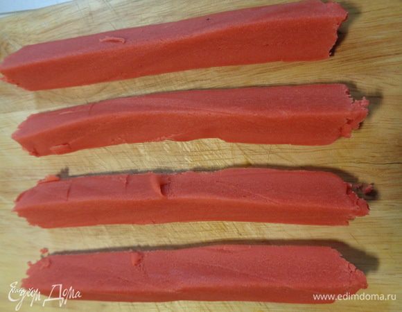 Колбаску марципана разрезать вдоль на 4 части.