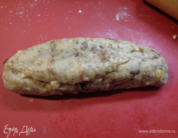 И свернуть рулетиком, придав форму штоллена.