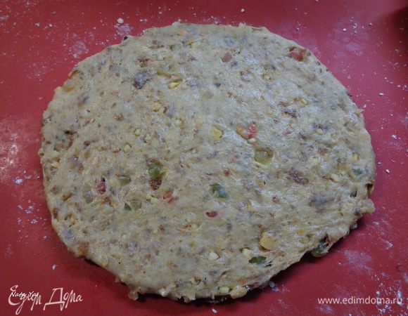 Повторяем все тоже самое со вторым кусочком теста.
Раскатываем.