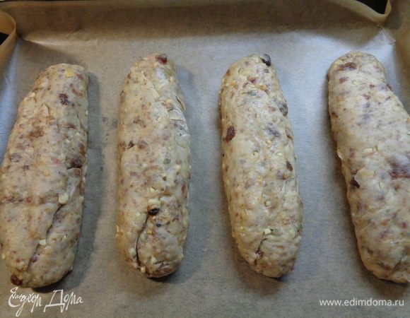Повторяем все тоже самое с 3-им и 4-ым кусочком теста.
Выкладываем наших младеньчиков на противень, покрытый пекарской бумагой.