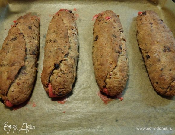 И выпекаем в разогретой до 180°C духовке примерно час.
Через полчаса выпечки прикройте штоллены сверху фольгой.