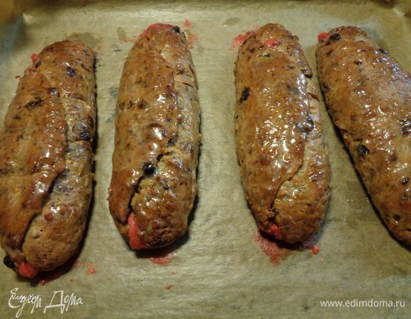 Обильно смазываем штоллены сливочным маслом. Лучше это делать маслом комнатной температуры.