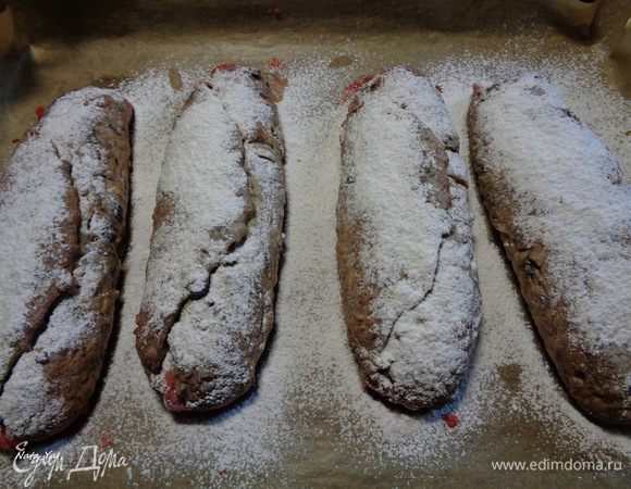 И обильно посыпаем сахарной пудрой.
Даем штолленам полностью остыть.