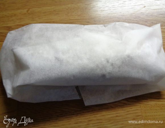 Каждый штоллен заворачиваем в пергаментную бумагу.