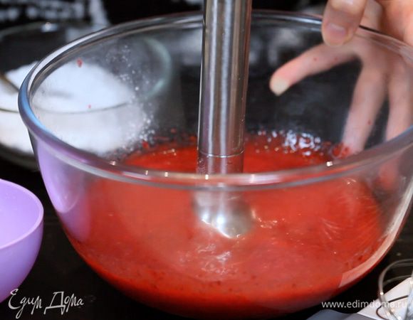 Замочить желатин. Клубнику измельчить блендером, добавив к ней лимонный сок и сахар по вкусу.