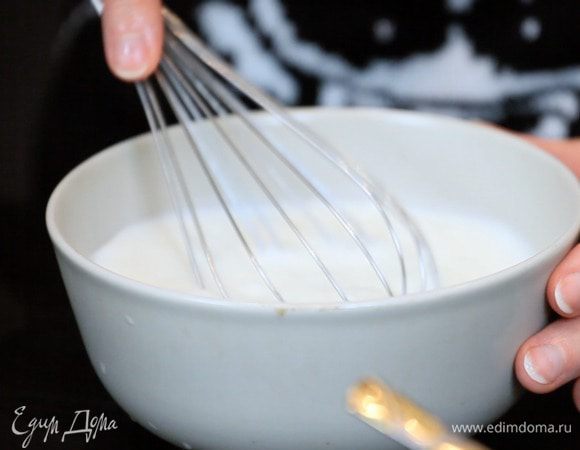 Молоко нагреть, но не кипятить. Добавить замоченный желатин и перемешать до полного растворения. 