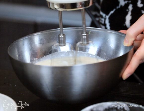 Сливки взбить с сахарной пудрой в плотные пики.