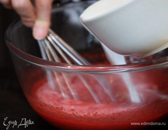 Молоко вливаем в пюре и перемешиваем. 