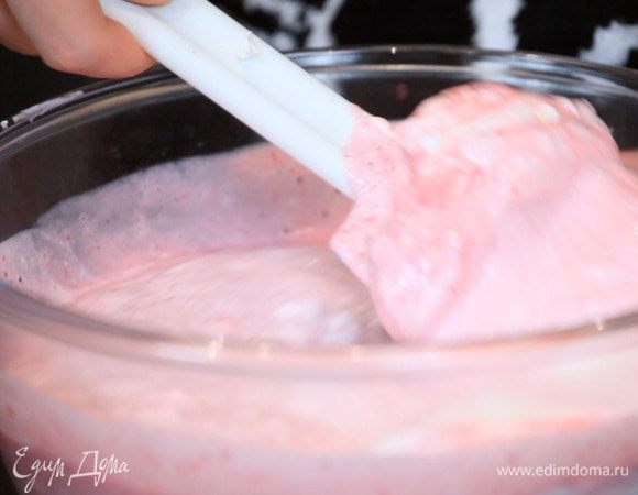 Затем аккуратно примешиваем взбитые сливки. Вливаем в форму и убираем на ночь в холодильник (7-8 часов).