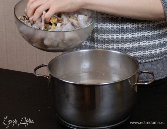  Опустить креветки и морской коктейль на 1 минуту в кипящую воду. Мексиканцы используют сырые продукты, но я всё-таки советую подстраховаться. Вариант с кипятком по желанию.