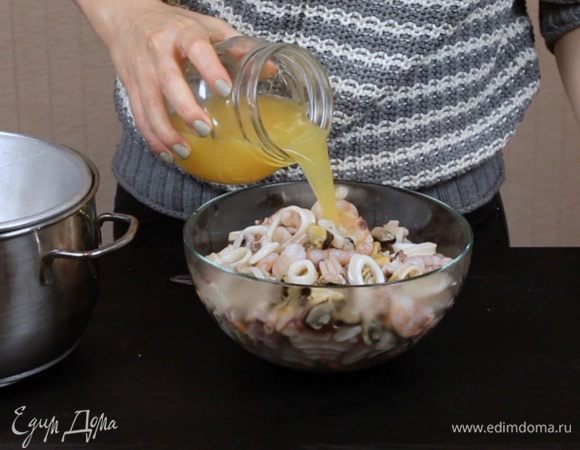 Переложить морепродукты в миску, залить соком с чесноком и оставить на 5-6 часов мариноваться.