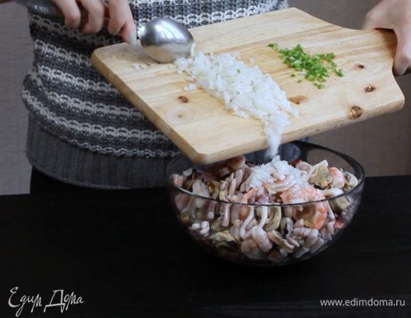 По истечении этого времени слить маринад. Порезать мелко лук и перец, добавить к морепродуктам и оставьте ещё на 1 час.