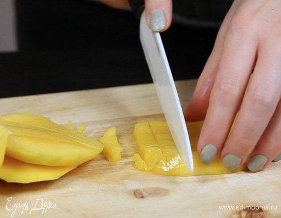 Нарезать манго мелким кубиком.