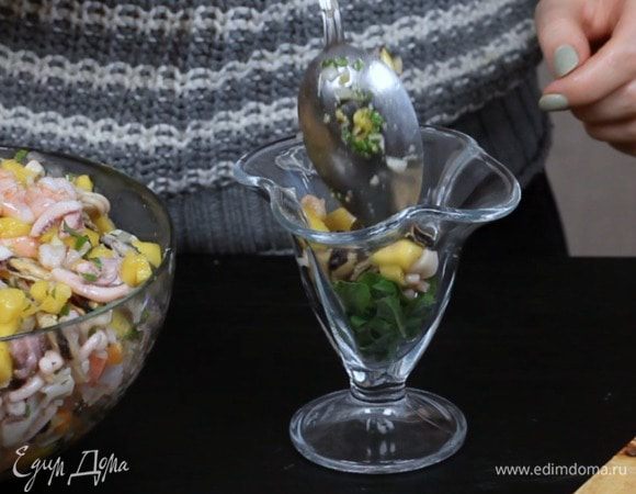 Остаётся только сервировка. Сначала кладём слой руколы, затем слой севиче. Повторяем, пока не заполним полностью креманки.