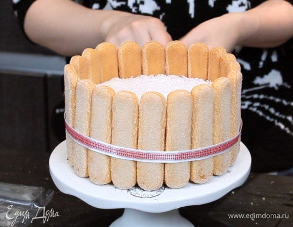 Можно ещё перевязать торт лентой.