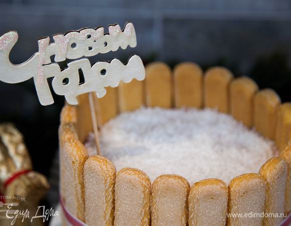 Я решила ещё добавить надпись. Это деревянная заготовка. Она был куплена в магазине для хобби. Я покрасила её белым акрилом, затем нанесла слой лака для ногтей с небольшим золотистым свечением.

Клеем ПВА сделала контур сугробов. Когда клей подсох, кистью нанесла ещё один тонкий слой клея и посыпала блёстками. 

Затем приклеила надпись к шпажке супер-клеем и подогнала по высоте.