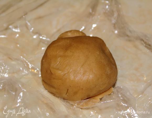 В чаше миксером взбить до однородности коричневый сахар со сливочным маслом комнатной температуры. Добавить туда яйцо, специи, кленовый сироп и соду. Размешать. Затем начать лопаткой вымешивать, постепенно добавляя муку. Вымешать тесто, укутать его в пищевую пленку и поставить в холодильник минимум на 30 минут (у меня первая порция стояла 40 минут, вторая — сутки).