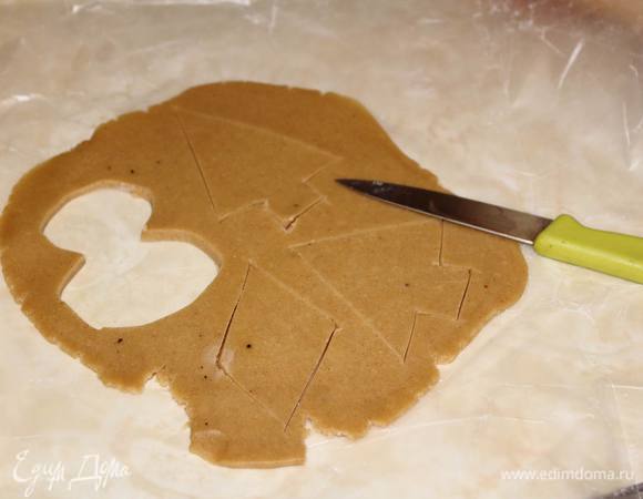 Из раскатаного теста формочками или тонким ножом вырезать пряники желаемой формы. На этом этапе в пряниках стоит сделать дырки, если хотите украшать ими елку.