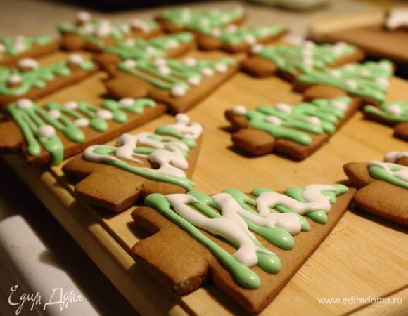 Через часик глазурь уже высыхает и пряники можно есть, украшать ими елку или паковать в подарки!
Веселого Рождества!