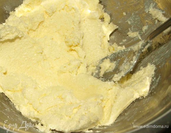 Размягчённое масло растираем с сахаром.