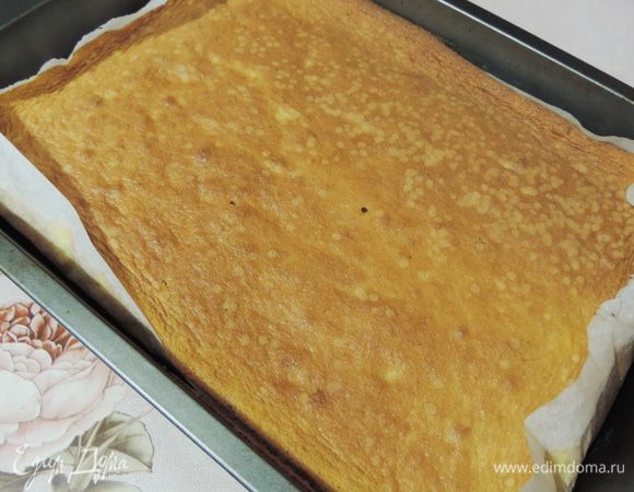 Из указанных ингредиентов выпекаем бисквит по рецепту http://www.edimdoma.ru/retsepty/59678-bespodobnyy-tykvenno-orehovyy-biskvit. Используем пергамент.
Вы можете выпечь бисквит в круглой форме 26 см и затем разрезать его на два пласта. Мне нужен был прямоугольный торт. Я выпекала бисквит в форме 30х40см.
Обратите внимание, за счет увеличения размера формы время выпечки сокращается! Свой бисквит я выпекала примерно 40 минут.
Стакан в рецепте — 250 мл.
