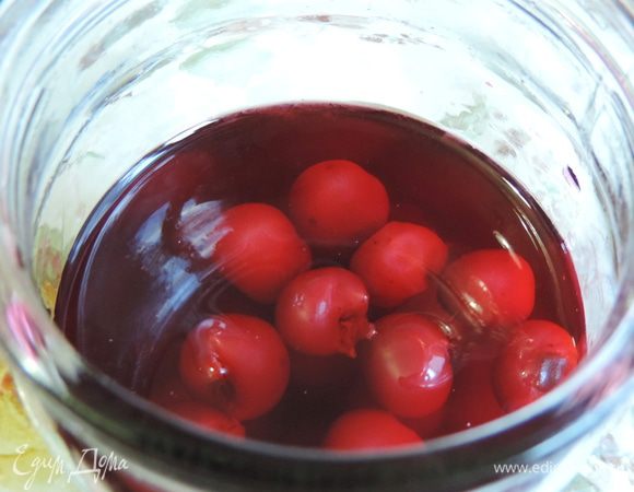 Первым делом приготовим "пьяную" вишню. Ее надо готовить минимум за день, а лучше за 2 до приготовления торта. 
Берем вишню без косточек, можно прямо замороженную. Складываем в баночку с закручивающейся крышкой. Аккуратно заливаем горячим сиропом, приготовленным из воды и сахара. Сироп сразу остынет и можно добавить коньяк. 
Жидкость должна полностью покрыть вишни. 
Закручиваем крышку, отправляем банку в холодильник на 1-2 дня. Если вспомните про нее, можете периодически встряхивать банку, чтобы вишни более равномерно заспиртовались.