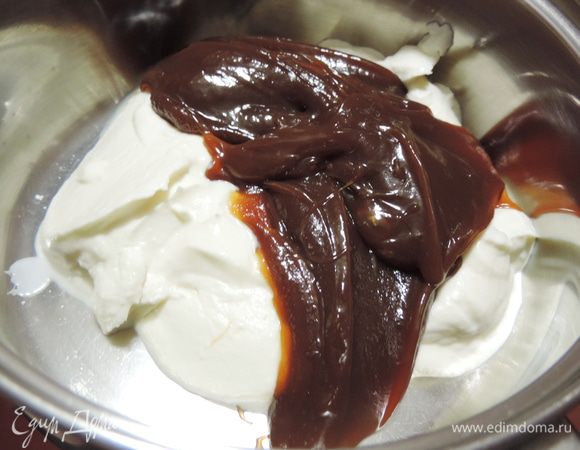 Для крема берем качественную сметану с жирностью 25% и выше. Если не любите сметанный крем, можно взять сливки 33%.
Еще нам понадобится вареная сгущенка. От ее вкуса будет зависеть вкус готового крема.