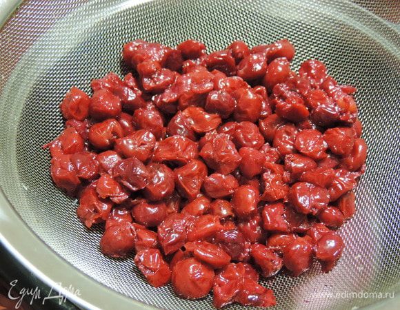 Перед приготовлением торта откинем вишню на дуршлаг и дадим стечь жидкости.