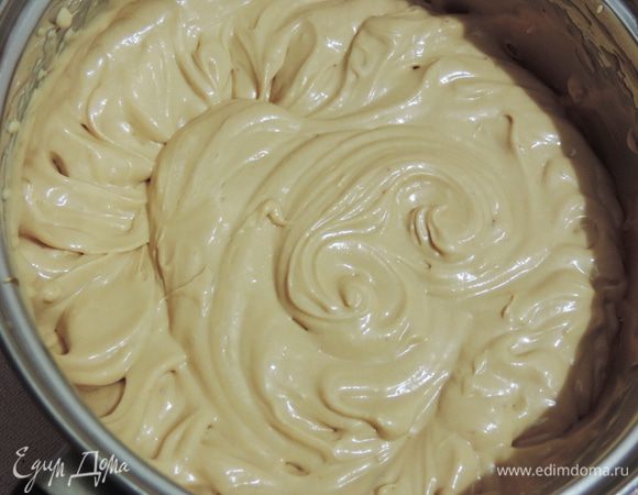 Взбиваем сметану со сгущенкой до загустения и получения мягких пиков. Если сомневаетесь в качестве сметаны и не уверены, что она взобьется вместе со сгущенкой, можете сначала взбить сметану, а затем добавить сгущенку и просто перемешать на низкой скорости миксера до однородности.