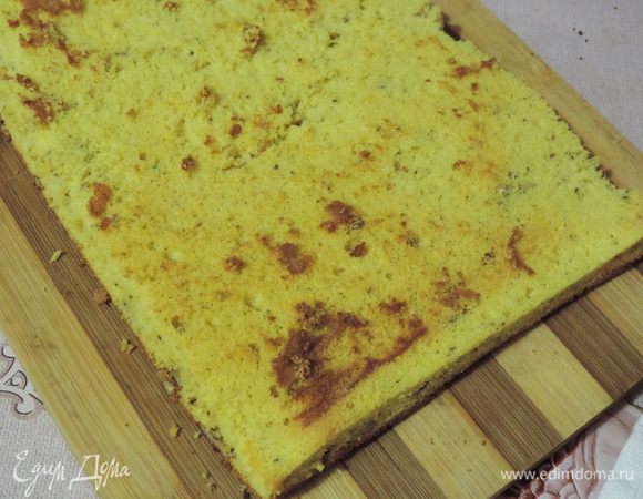 Свой бисквит я разрезала на два пласта 20х30 см. Верхнюю корочку бисквита я рекомендую снять. Во-первых, так бисквит лучше пропитается кремом, а во-вторых, корочка пригодится для крошки.