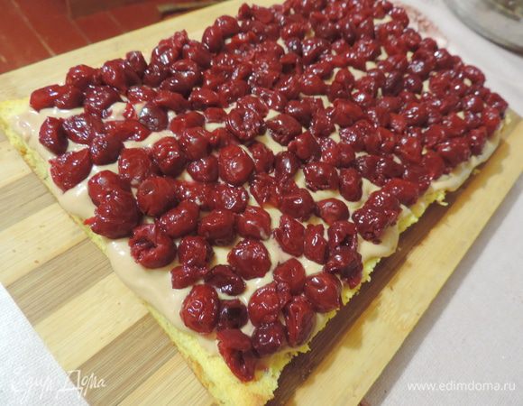 Затем равномерно распределяем вишню.