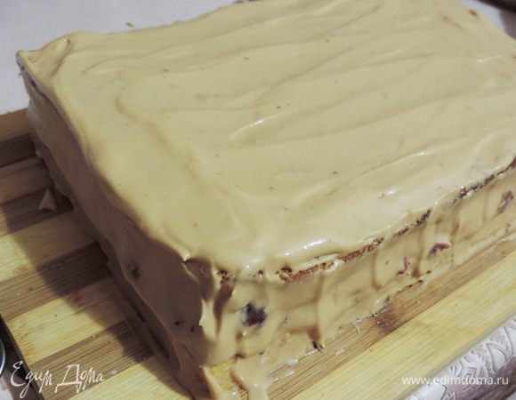 Снова треть крема, затем бисквит срезанным слоем вниз. Весь торт обмазываем кремом, немного подравниваем и убираем в холодильник на ночь, чтобы крем впитался.