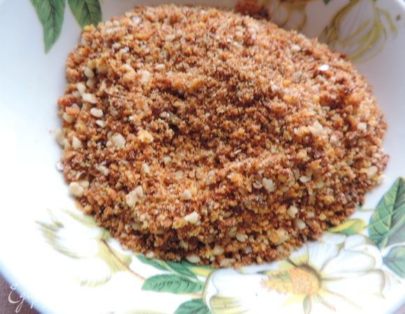 Утром продолжаем приготовление. Смешиваем бисквитные обрезки и грецкие орехи (у меня было 4 шт) и измельчаем блендере до получения крошки.