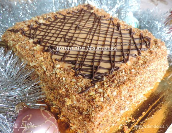 Полученной крошкой обсыпаем бока торта и полосу сверху по периметру. Оформляем верх торта растопленным шоколадом.
Наш торт готов к употреблению. Но если он постоит в холодильнике еще полдня, а то и день, то станет только вкуснее.
Так что этот торт можно готовить заранее, в чем несомненный его плюс.